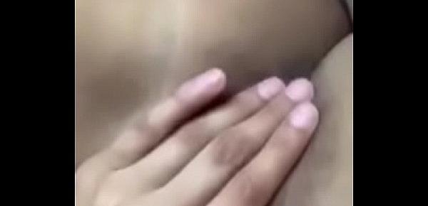  Puta rubia se masturba para el novio
